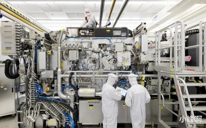 芯片之光~~！重磅芯闻：光刻机突破90nm，芯片可量产14nm，我国半导体显露合围之势